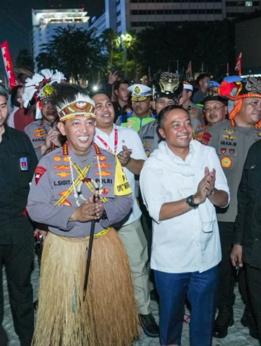 Kapolri Jenderal Listyo Sigit Prabowo dan Mensesneg Prasetyo Hadi menghadiri pesta rakyat di Bundaran HI, Minggu (17/8).(Sumber: Humas Polri)