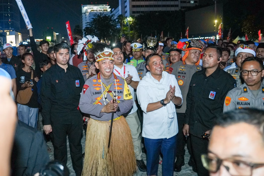 Kapolri Jenderal Listyo Sigit Prabowo dan Mensesneg Prasetyo Hadi menghadiri pesta rakyat di Bundaran HI, Minggu (17/8).(Sumber: Humas Polri)